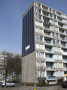905829 Afbeelding van een groot blok met zonnepanelen op de kopse kant van een flatgebouw aan de Henriëttedreef te Utrecht.